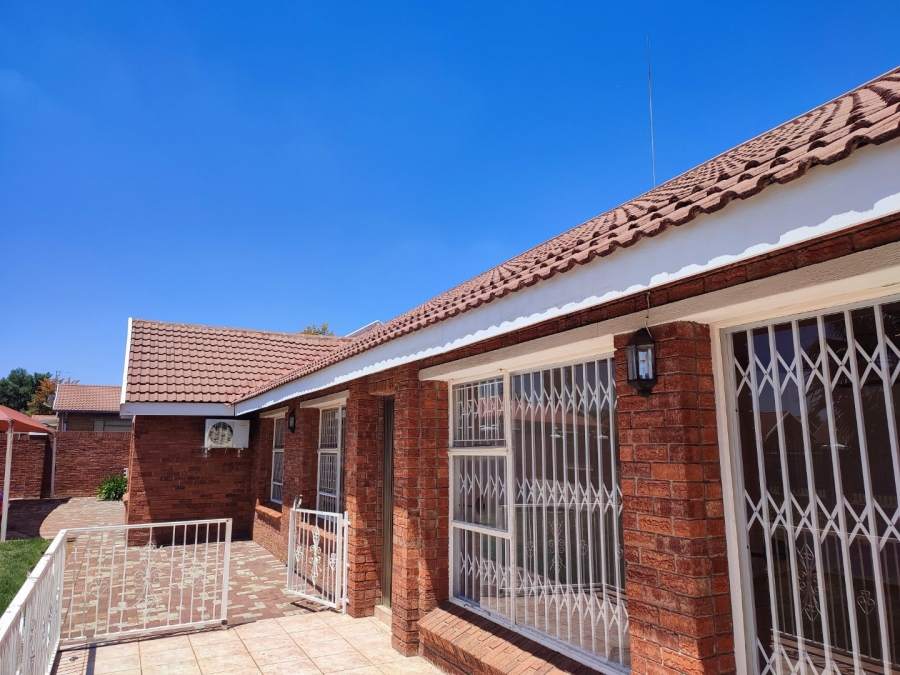4 Bedroom Property for Sale in Fleurdal Free State